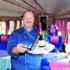 Ein Prosit aufs Eisenbahnjubiläum: Jürgen Drexler hat ein außergewöhnliches Angebot für alle, die Eisenbahnnostalgie mit gutem Essen verbinden wollen. Im Bahnpark Augsburg betreibt er den Restaurantzug Blue Star Train und einen weiteren historischen TEE als Museum. Foto: Anne Wall