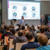 An der Universität Augsburg werden Gründerinnen, Gründer und Interessierte im StartHub und im MakeHub unterstützt. Im StartHub werden beispielsweise Situationen wie ein Pitch geübt.