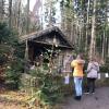Viele Spaziergänger machten sich Weihnachten 2020 auf den Weg zur Krippe der Kolpingsfamilie Lechhausen im Derchinger Forst.