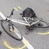 Ein Radfahrer ist in Günzburg an einem Kreisverkehr mit einem Auto zusammengestoßen.