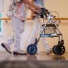 Senioren- und Pflegeheimbetreiber warnen angesichts der unklaren Besuchslockerungen vor „enormen Infektionsrisiken in den Einrichtungen der Altenhilfe“.