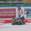 Die Augsburger Panther (unten Spencer Abbott) wehrten sich mit aller macht gegen die Adler Mannheim. Trotzdem gewann der deutsche Meister in der Verlängerung.