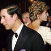 Charles und Diana wenden sich bei einem Theaterbesuch den Rücken zu - einer der letzten Termine, die sie als Paar wahrnehmen. 1992 geben sie ihre Trennung bekannt.