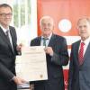 Sparkassendirektor Michael Scholz, Bürgermeister Klaus Lingel und das stellvertretende Vorstandsmitglied der Sparkasse Donauwörth, Hans Mesch (von links), bei der Präsentation der Stiftungsurkunde im Fremdinger Rathaus.  