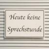 Ein Schild mit der Aufschrift "Heute keine Sprechstunde" hängt im Fenster einer Arztpraxis.