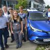 Toyota ist zurück in der Region: Lisa Wuchenauer, Bernd Wuchenauer. Klaus Wuchenauer, Matthias Bosch, Alicia Tichy, Maximilian Friedrich (von links). Rechts vom Auto: Karl-Heinz Brosig, Benjamin Titze und Selina Endörfer. <b>Foto: Horst Hörger</b>
