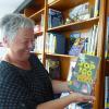 Renate Hoch-Ohnesorg zeigt, was Kinder gerne lesen. Sie ist die Leiterin der Bücherei in Horgau. 	
