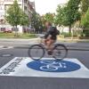 Dass die Konrad-Adenauer-Allee nun eine Fahrradstraße ist, ist unübersehbar. Dennoch muss die Veränderung auch in den Köpfen der Verkehrsteilnehmer ankommen.