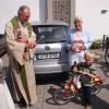 Pfarrer Hans Fischer segnete in Diedorf kleine und große Verkehrsteilnehmer und ihre Fahrzeuge. 