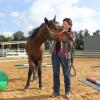Ein Spielplatz für Pferde und Kinder: Reitpädagogin Elisabeth Luderschmid macht Jack fit für die Therapiearbeit mit kranken Kindern. 
