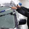 Eigentlich dachte man, dass das vorbei wäre: Viele Autofahrer mussten gestern früh ihren Schneebesen wieder auspacken. 