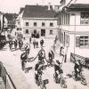 1887 wurde der Radfahrerverein Krumbach-Hürben ins Leben gerufen. Unser Bild zeigt Radfahrer bei einem Blumenkorso durch die Stadt Krumbach. 