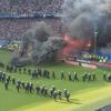 Mit einem Großaufgebot hat die Hamburger Polizei wohl einen Platzsturm von HSV-Ultras verhindert. Nach dem feststehenden Abstieg hatten sie Böller auf das Spielfeld geworfen.