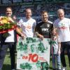 Rücktritt Stefan Reuter (Geschäftsführer Sport FC Augsburg)
Markus Krapf, Michael Ströll verabschiedeten Klub-Ikone Daniel Baier am Samstag noch zusammen mit Stefan Reuter (von links). Foto: Klaus Rainer Krieger Foto: Klaus Rainer Krieger
