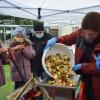 Dörte Fischer vom Bildungszentrum in Roggenburg zeigte Kindern bei den Apfeltagen, wie die Presse bedient wird. Am Ende kamen gut sechs Liter Apfelsaft heraus.  	