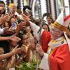 Papst Franziskus hofft auf die Jugend und ermuntert sie, sich für eine bessere Welt einzusetzen. Dieses Bild entstand im Jahr 2017, als er in Myanmar eine Messe mit Jugendlichen feierte.  	