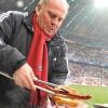 Bayern-Boss Uli Hoeneß grillt wegen einer verlorenen Wette Würstchen für die Fans. Jetzt geht es wohl auch für ihn selbst um die Wurst.