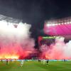 Magdeburger Fans haben Pyrotechnik gezündet.