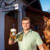 Robert Sapper ist Chef des großen Biergartens "Zum Lagoi" in Buttenwiesen. Der 31-Jährige war außerdem jahrelang Schankkellner auf dem Oktoberfest. 
