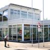 Leeres Gebäude, leerer Parkplatz: Das Opel-Autohaus Weikmann hat seinen Standort in Senden Ende Mai zugemacht. 