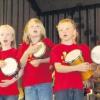 Schülerkonzert im Bürgerhaus Obermeitingen. Der Kinderchor „Ohrwurm“ präsentiert das afrikanische Lied „Si ma ma kaa“ mit Djemben. 