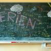 Das Wort «Ferien» steht an einer Tafel in einem Klassenzimmer einer Grundschule.