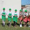 Die Auszubildenden machen den ersten Spatenstich für eine neue Diem-Halle in Deisenhausen. Unser Bild zeigt von links Nico Zuckriegel, Nico Schmucker, Oskar Lorenz, Chiara Sonnleitner, Nadine Hafner und Regina Miller. 