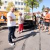 ÖDP-Kundgebung mit Geldkoffer und Bauwagen am Samstag auf dem Bürgermeister-Landmann-Platz in Günzburg. Links: ÖDP-Bundesvorsitzender
Christian Rechholz und Bundestagsdirektkandidatin Krimhilde Dornach im Gespräch mit Passanten. Rechts: ÖDP-Kreisvorsitzender Ronald Anich.