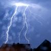 Wer kann, sollte den heißen Sommertag heute genießen. Denn dann wird das Wetter in Bayern ungemütlich. Der Wetterdienst warnt vor Gewitter und Starkregen.