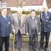 Karl-Heinz Roser (links) ehrte die langjährigen Mitglieder (von links) Josef Winkler und Ludwig Stolz. Rechts im Bild Jean Claude Gourmet. 