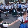 Bayerisches Brauchtum des Meringer Trachtenevereins zusammen mit der Feuerwehrkapelle ist wieder als Stimmungsmacher beim Stadtfest in Ambérieu gefragt