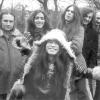 Aufnahme aus dem Jahr 1971 in Hamburg: Irmin Schmidt, Jaki Liebezeit, Michael Karoli, Ulli Gerlach, Holger Czukay und vorne Damo Suzuki.
Can-Bassist Holger Czukay ist gestorben.