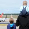 Was müssen Eltern beachten, damit sie sicher und entspannt mit kleinen Kindern fliegen können?