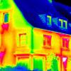 Dieses Foto zeigt durch Thermografie, wo ein Haus am meisten Energie verliert. Das Thema der energetischen Sanierung treibt die Hausbesitzer immer wieder um. Doch niedrige Ölpreise sorgen dafür, dass nicht immer die klimafreundlichste Sanierungsoption gewählt wird.