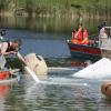 Ein Leichtflugzeug ist am Samstagmittag in einen Badesee bei Sinningen (Landkreis Biberach) abgestürzt. Die zwei Insassen wurden schwer verletzt.