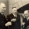 Ein Prosit auf Kreisausstellung im Jahr 1954 in Krumbach (von links): Bürgermeister Franz Aletsee, Landrat Dr. Fridolin Rothermel und Regierungspräsident Martini an einem Probierstand landwirtschaftlicher Produkte. 
