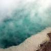 Heißer Wasserdampf aus brodelnden Thermalquellen mischt sich mit der kalten Winterluft im Yellowstone Nationalpark. Der Park ist bekannt für seine Geysire. 