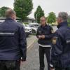 Landsbergs Polizeichef Bernd Waitzmann – hier im Gespräch mit zwei Mitgliedern der Landsberger Sicherheitswacht – stellte im Marktgemeinderat Kaufering das Konzept der Sicherheitswacht vor. 