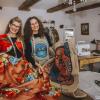 Susanne Doebel (rechts) und Esther Schulte hauchen Kaffeesäcken aus aller Welt in Kombination mit alten Stoffen neues Leben ein. In ihrem Atelier in der Alten Bergstraße in Landsberg entstehen in liebevoller Handarbeit Mäntel, Röcke und Boleros, aber auch Kosmetiktäschchen und – ganz neu – Wertraum-Taschen. 