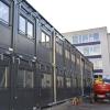Aufgrund der derzeit laufenden Sanierung am Peutinger-Gymnasium werden gerade Container auf dem Sporthof aufgestellt. Sie dienen künftig als Klassenzimmer. 