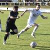 Thannhausens Christian Kumschier hat hier alle Mühe, dem TGB-Spieler Yilmaz Günes zu folgen. Kurz vor Schluss sollte der Günzburger das Tor zum 1:1-Endstand in diesem Kreisliga-Fußballspiel erzielen.  	