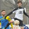 Große Sprünge machte Mario Laubmeier (rechts) mit dem FC Gundelfingen in Fürstenfeldbruck (links Denis Teschke) und gewann mit 2:0. 