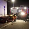 Drei junge Männer sind mit einem Auto in der Nacht auf Samstag in Günzburg gegen eine Hauswand geprallt.
