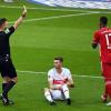 Schiedsrichter Daniel Schlager zeigt Münchens Abwehrspieler Jerome Boateng die gelbe Karte nach dem Foul an Sasa Kalajdzic.