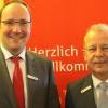 Vorstandsvorsitzender Thomas Munding (rechts) und der Abteilungsdirektor für Vertriebsmanagement, Dirk Peters, stellten das neue Filialkonzept der Sparkasse Memmingen-Mindelheim-Lindau vor. 