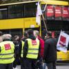 Mitarbeiter der Berliner Verkehrsbetriebe (BVG) streiken vor einem BVG Betriebshof in der Stadt.