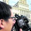 In Augsburg am Drücker: Tourist Michael Ching aus Hongkong fotografierte gestern Nachmittag den Augustusbrunnen mit dem Rathaus als Hintergrund. Foto: Silvio Wyszengrad