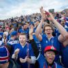 In Reykjavik bejubeln die isländischen Fans den Erfolg gegen England. Im Viertelfinale der EM trifft ihre Mannschaft auf Gastgeber Frankreich. 