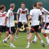 Die Fußball-Nationalspieler Mario Götze (l-r), Bastian Schweinsteiger, Mesut Özil, Julian Draxler und Per Mertesacker aus Deutschland trainieren für die WM 2014. Nicht jeder WM-Spieler kommt aus der deutschen Bundesliga.