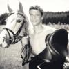 Eines von zwölf kessen Fotos im „Rittmeisterkalender“, in dem laut Marlies Denzl lauter „echte Kerle“ verschiedenen Alters aus der Region zusammen mit schönen Pferden abgebildet sind. 